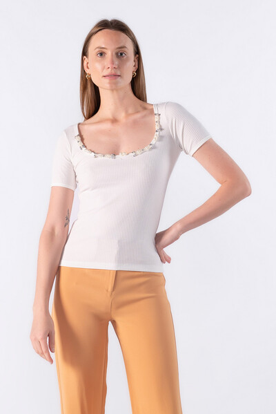 Foto Blusa canelada com decote bordado
