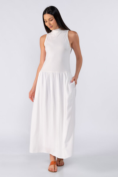 Foto Vestido midi gola alta em malha confort