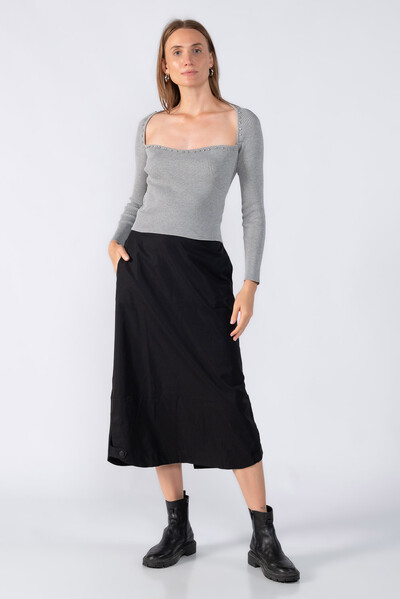 FotoBlusa canelada manga longa com aplicaçoes no decote