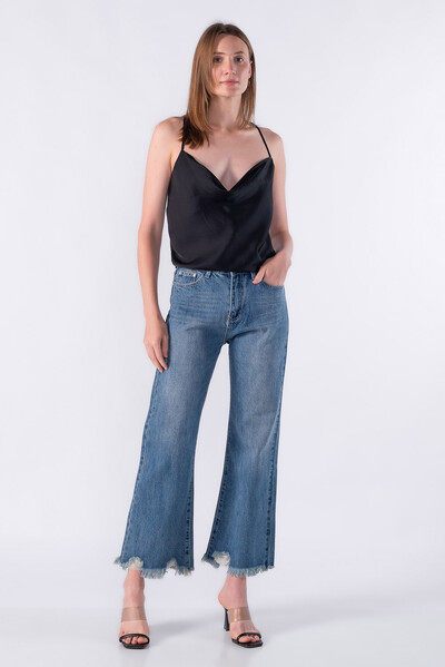 FotoCalca jeans com detalhe desfiado na barra
