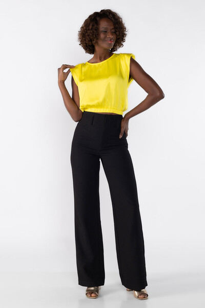 FotoBlusa cropped com ombreiras e elastico na barra