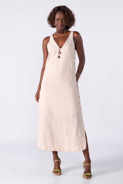 Foto Vestido midi com detalhes em botoes laterais