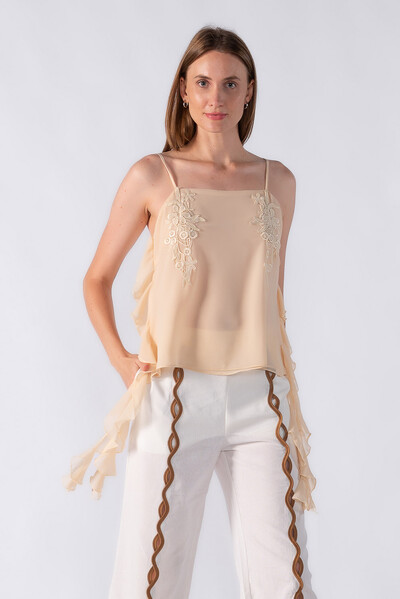 Foto Blusa com aplicação em renda e babados laterais