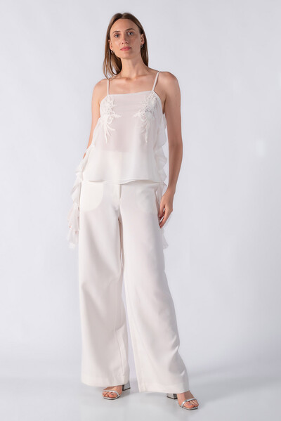 FotoBlusa com aplicação em renda e babados laterais