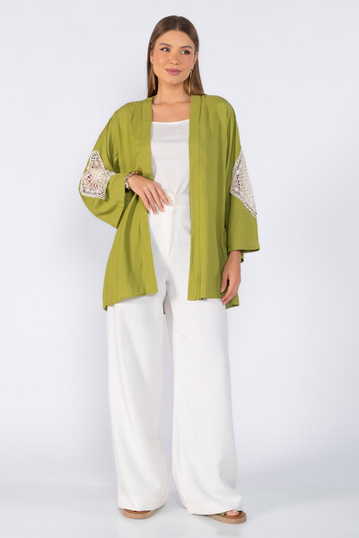 FotoKimono com detalhe bordado na manga