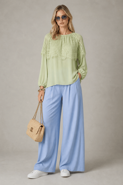 Foto Blusa Gola com Detalhe em Renda