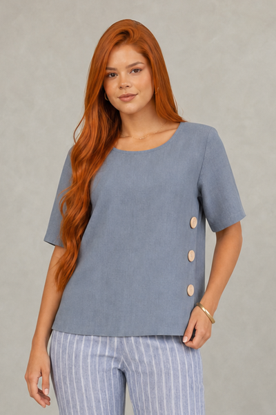 Foto Blusa em viscose com detalhe de botões laterais