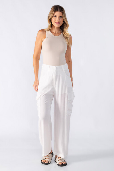 FotoCalca pantalona com cinto e bolsos laterais