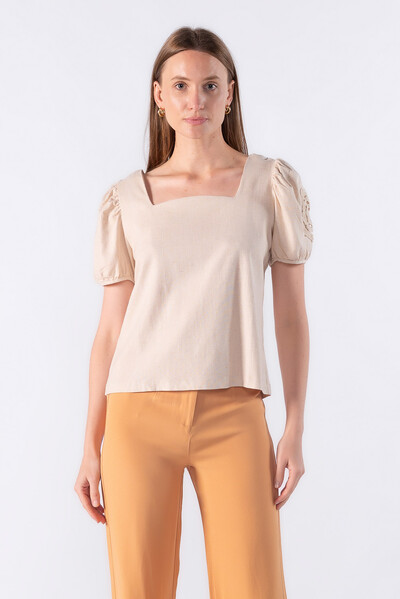 Foto Blusa decote quadrado e aplicacao na manga