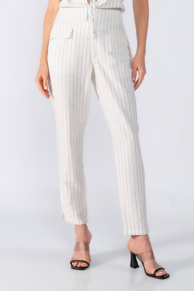 Foto Calça risca de giz com bolso frontal