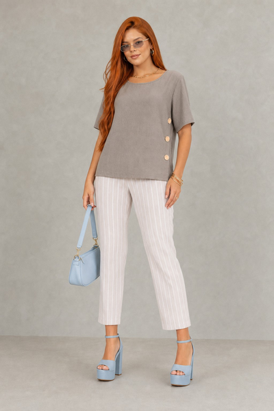 Foto Blusa em viscose com detalhe de botões laterais