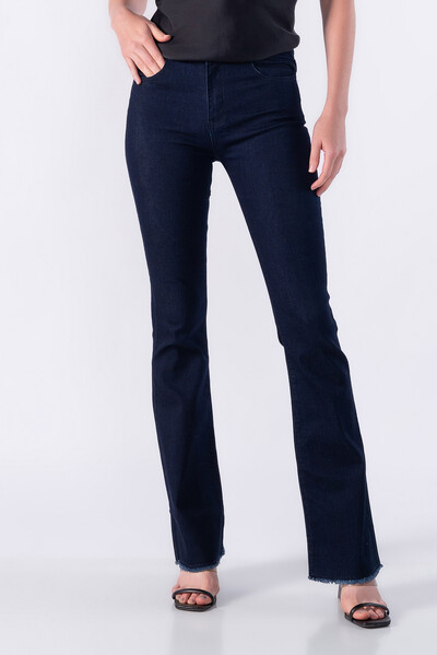 Foto Calca jeans reta com detalhes desfiados