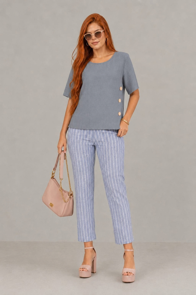 Foto Blusa em viscose com detalhe de botões laterais