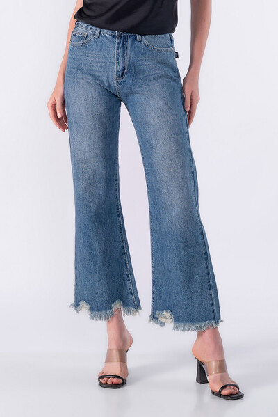 Foto Calca jeans com detalhe desfiado na barra
