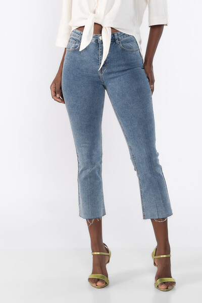 Foto Calca jeans reta com barra desfiada