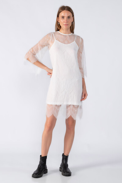 FotoVestido curto em renda manga 3/4