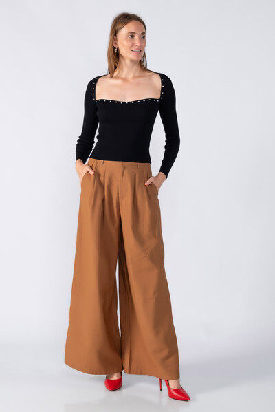 Foto Blusa canelada manga longa com aplicaçoes no decote