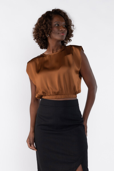 Foto Blusa cropped com ombreiras e elastico na barra