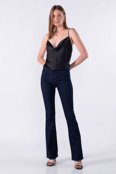 FotoCalca jeans reta com detalhes desfiados