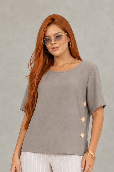 Foto Blusa em viscose com detalhe de botões laterais