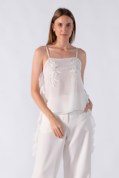 Foto Blusa com aplicação em renda e babados laterais