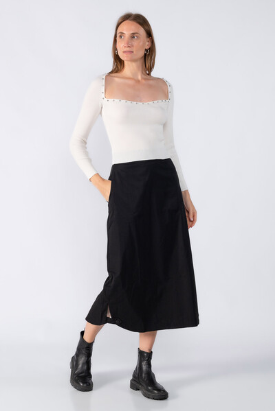 Foto Blusa canelada manga longa com aplicaçoes no decote