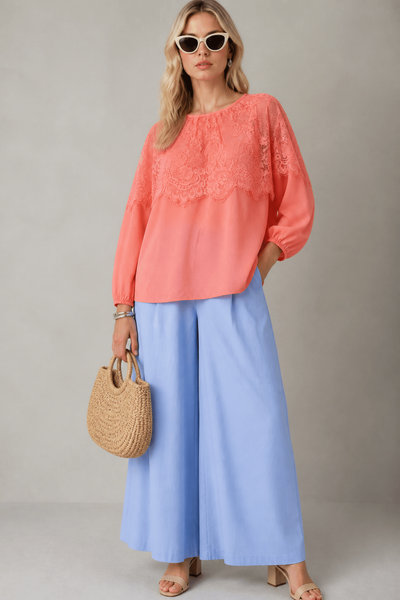 Foto Blusa Gola com Detalhe em Renda