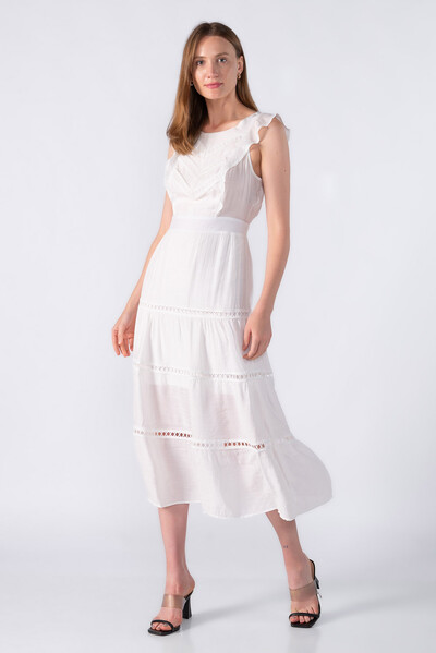 Foto Vestido longo com detalhes em guippir
