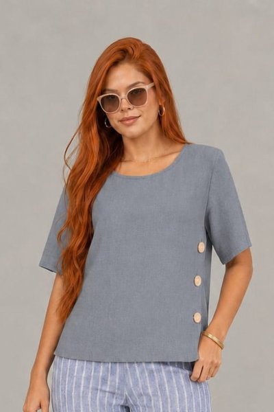 Foto Blusa em viscose com detalhe de botões laterais