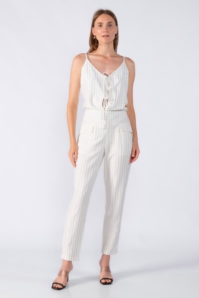 Foto Calça risca de giz com bolso frontal