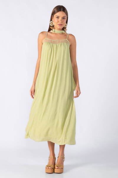 Foto Vestido midi com detalhe em renda
