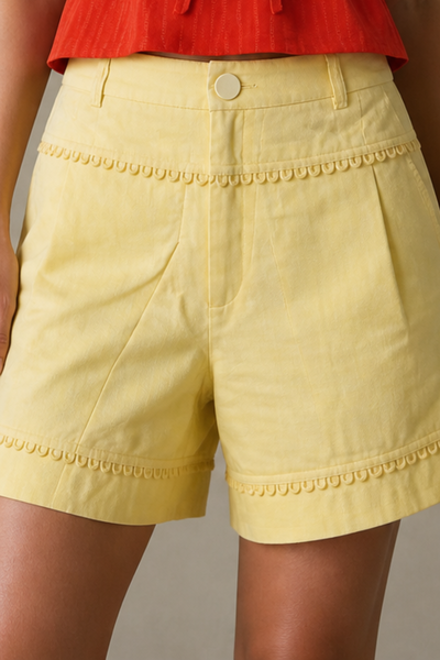 Foto Shorts com detalhe em guippir