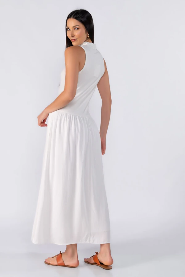 Vestido midi gola alta em malha confort