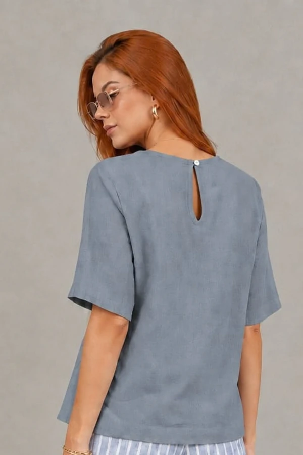 Blusa em viscose com detalhe de botões laterais