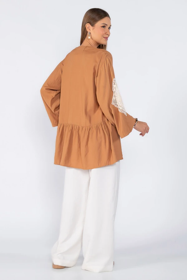 Kimono com detalhe bordado na manga