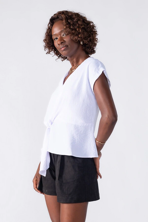 Blusa com transpasse e decote em V