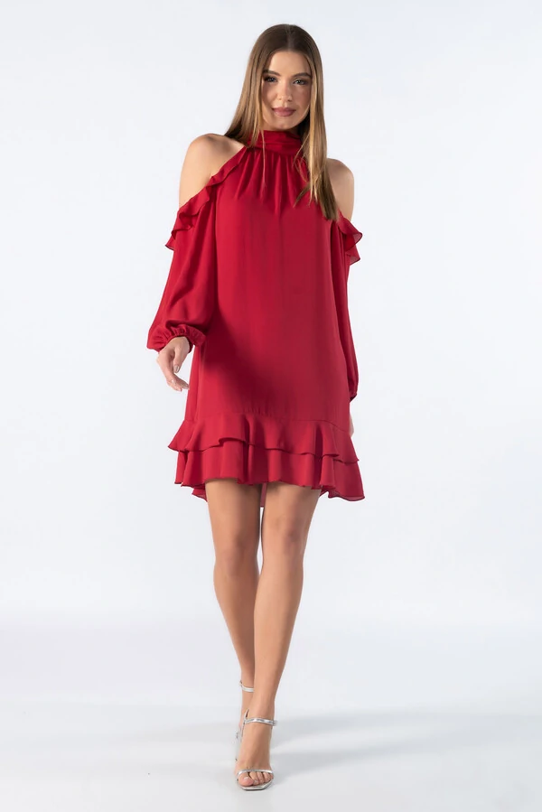 Vestido curto e detalhes em babado