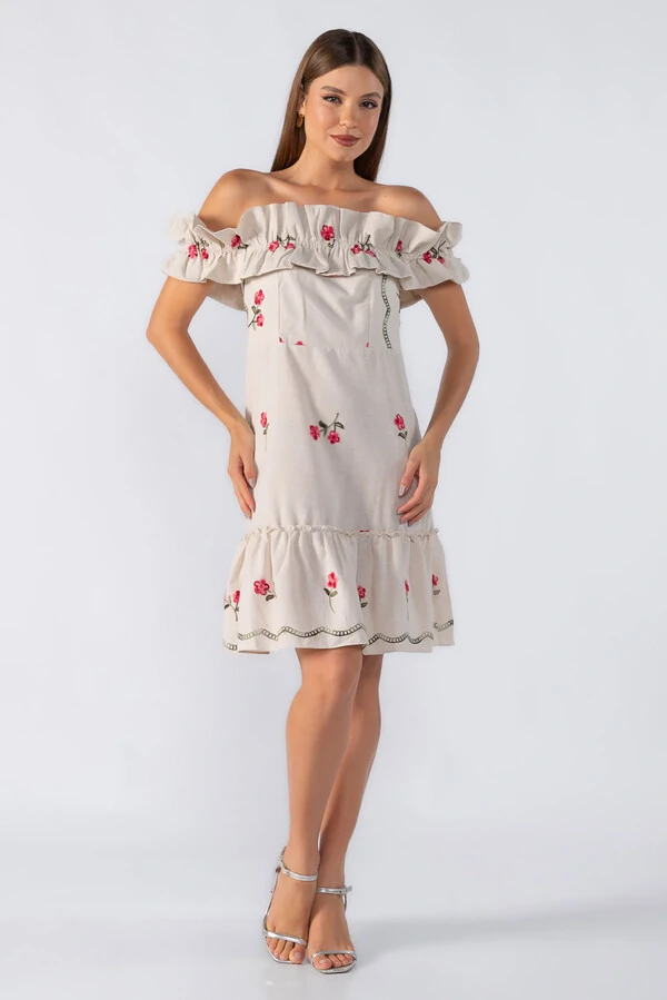 Vestido curto bordado ombro a ombro