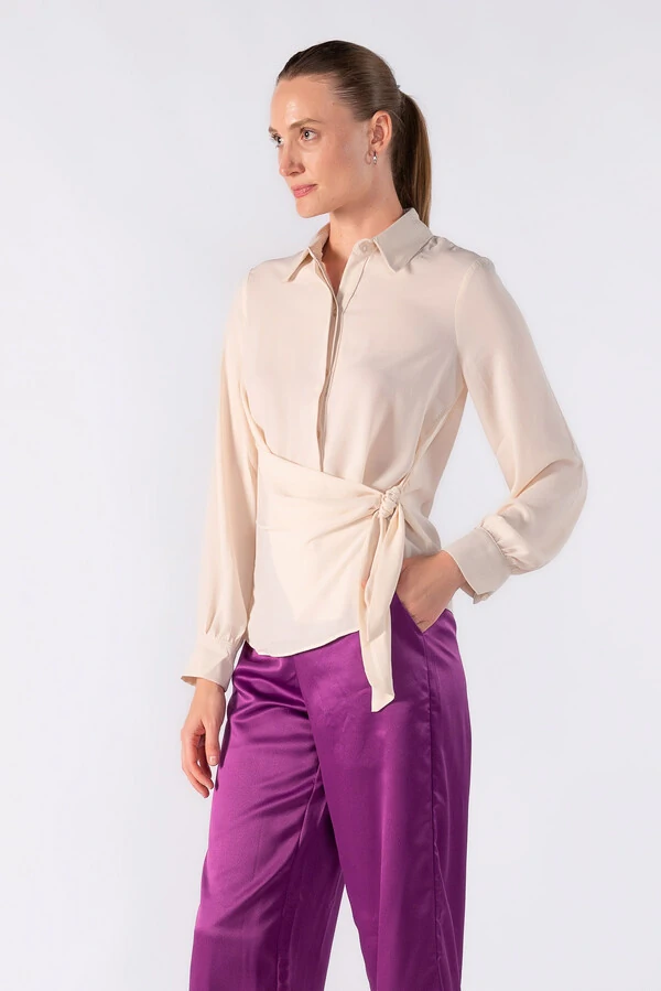 Camisa em crepe com amarracao