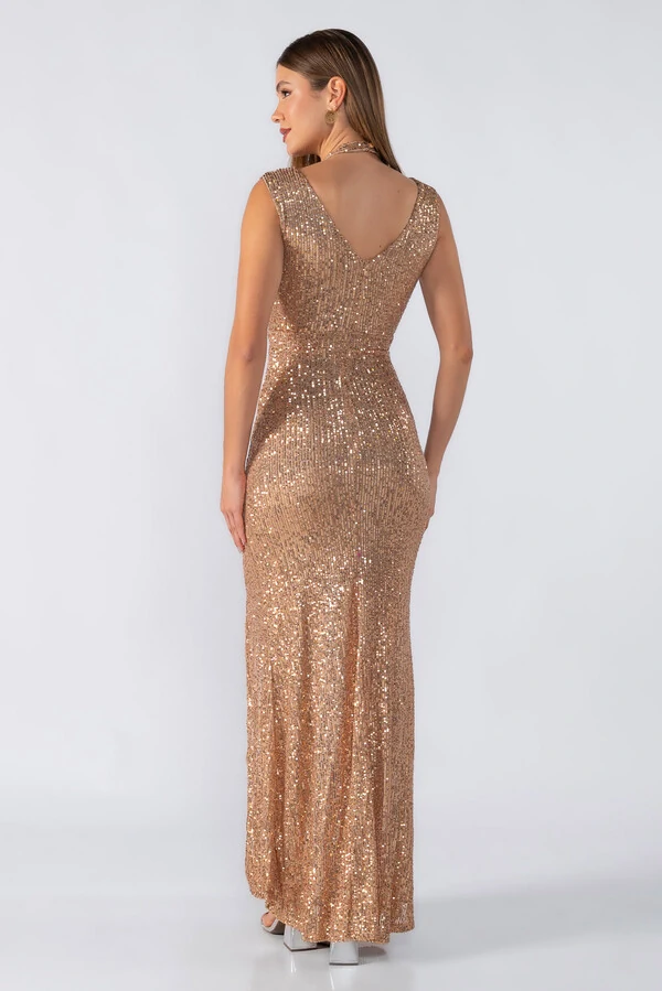 Vestido longo com recortes no decote