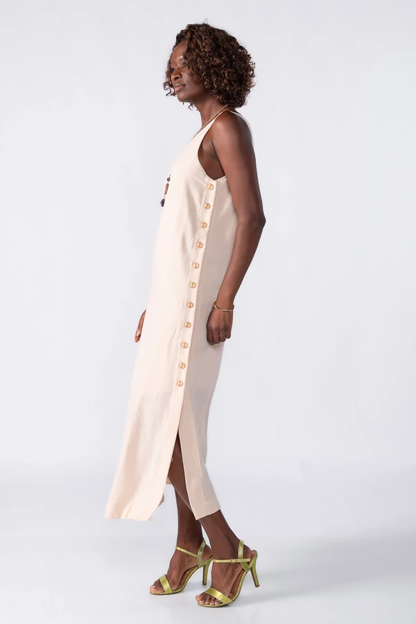 Vestido midi com detalhes em botoes laterais