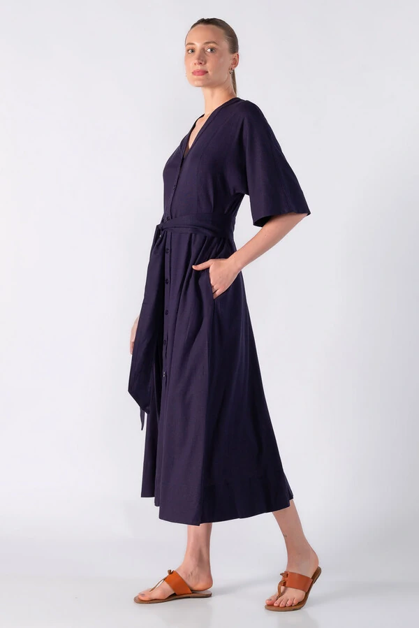 Vestido midi com botoes e faixa