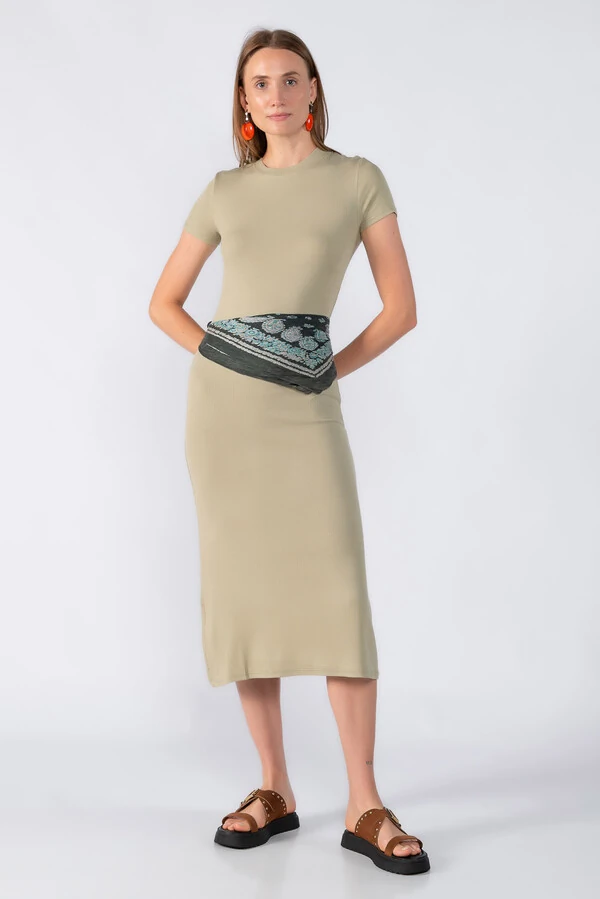 Vestido midi manga curta canelado