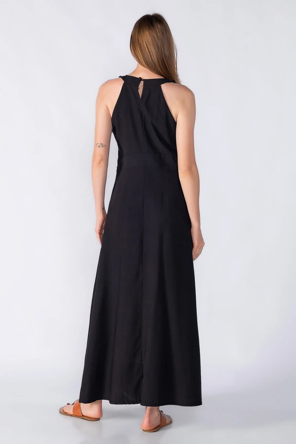 Vestido longo com detalhe no decote