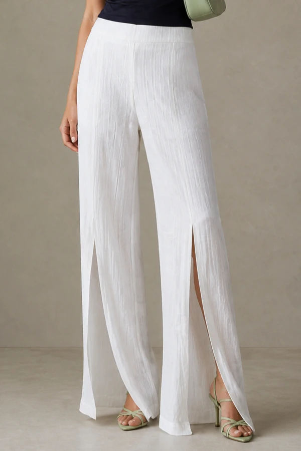 Calça com fenda frontal
