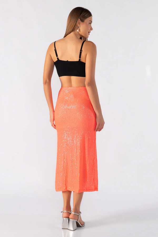 Saia midi em paete com fenda