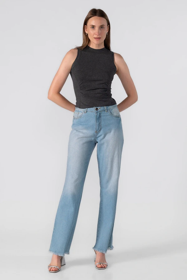 Regata raglan com detalhe acinturado