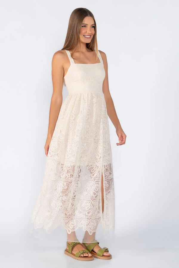 Vestido longo em renda com detalhe em paete