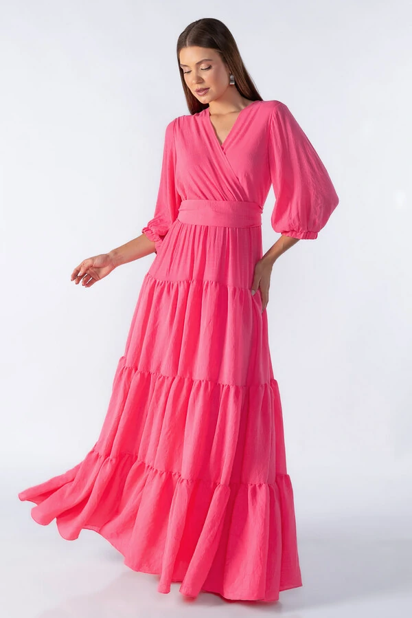 Vestido longo com babados com faixa