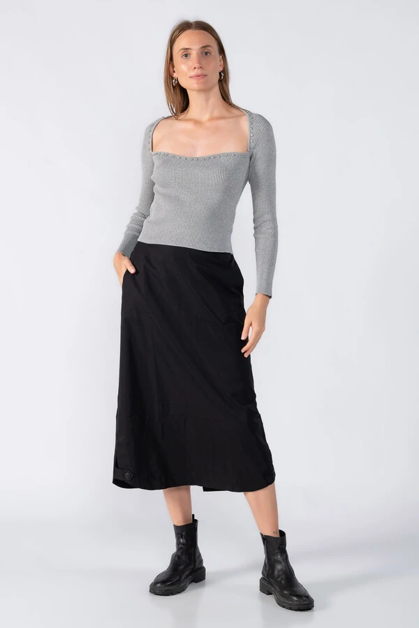 Blusa canelada manga longa com aplicaçoes no decote